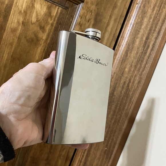 EDDIE BAUER TRAVEL DRINK SET, FLASK, CUP, CAN & BOTTLE OPENER, ZIP TRAVEL POUCH - Picture 4 of 10